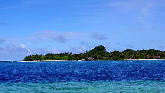 打破豪华岛屿海滩的自然背景蓝色绿色海洋和白色沙沙本打破了豪华岛屿海滩视频的预览图