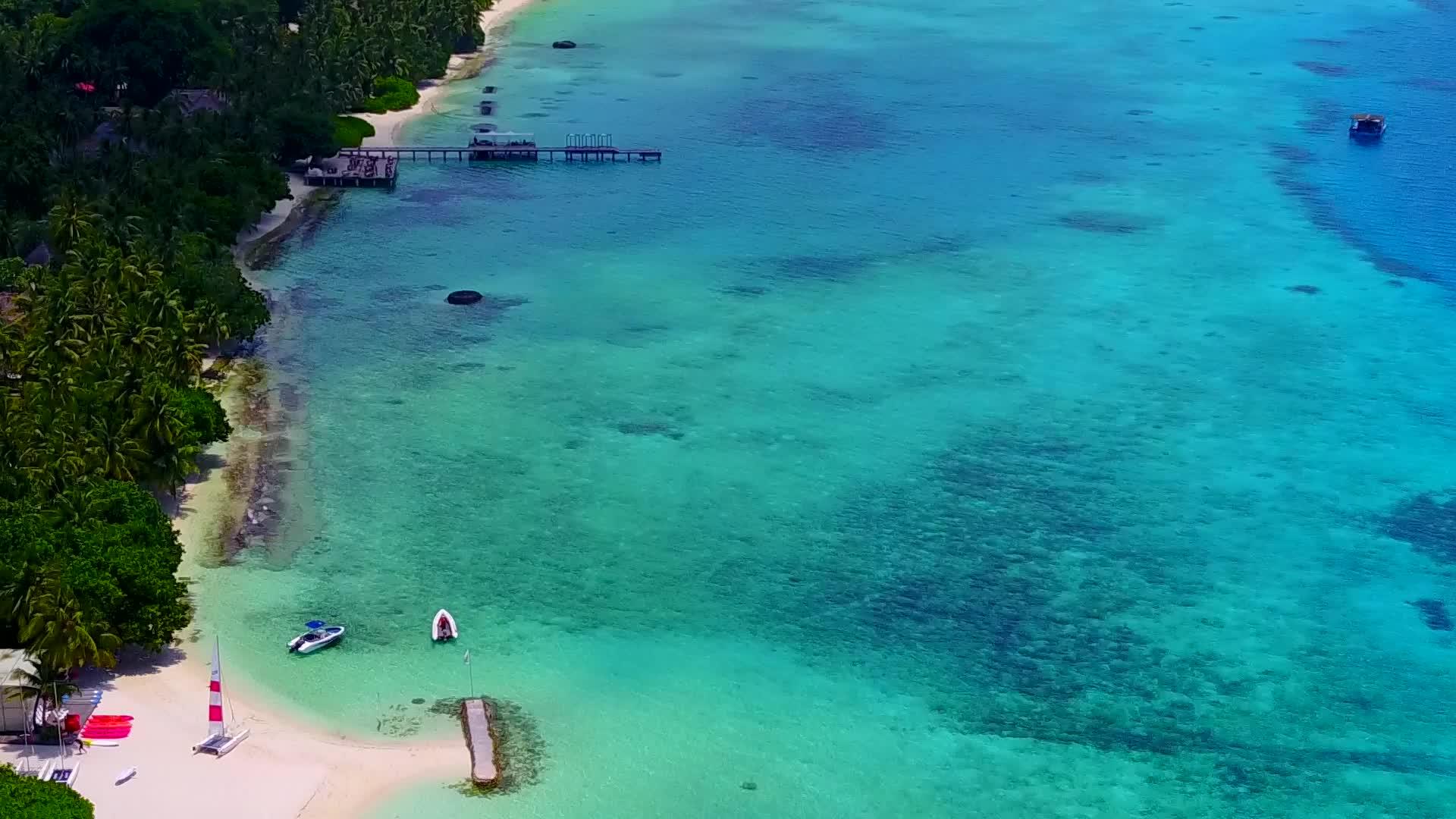美丽的岛屿海滩生活方式以蓝色、绿色的水和白色的沙子为背景视频的预览图