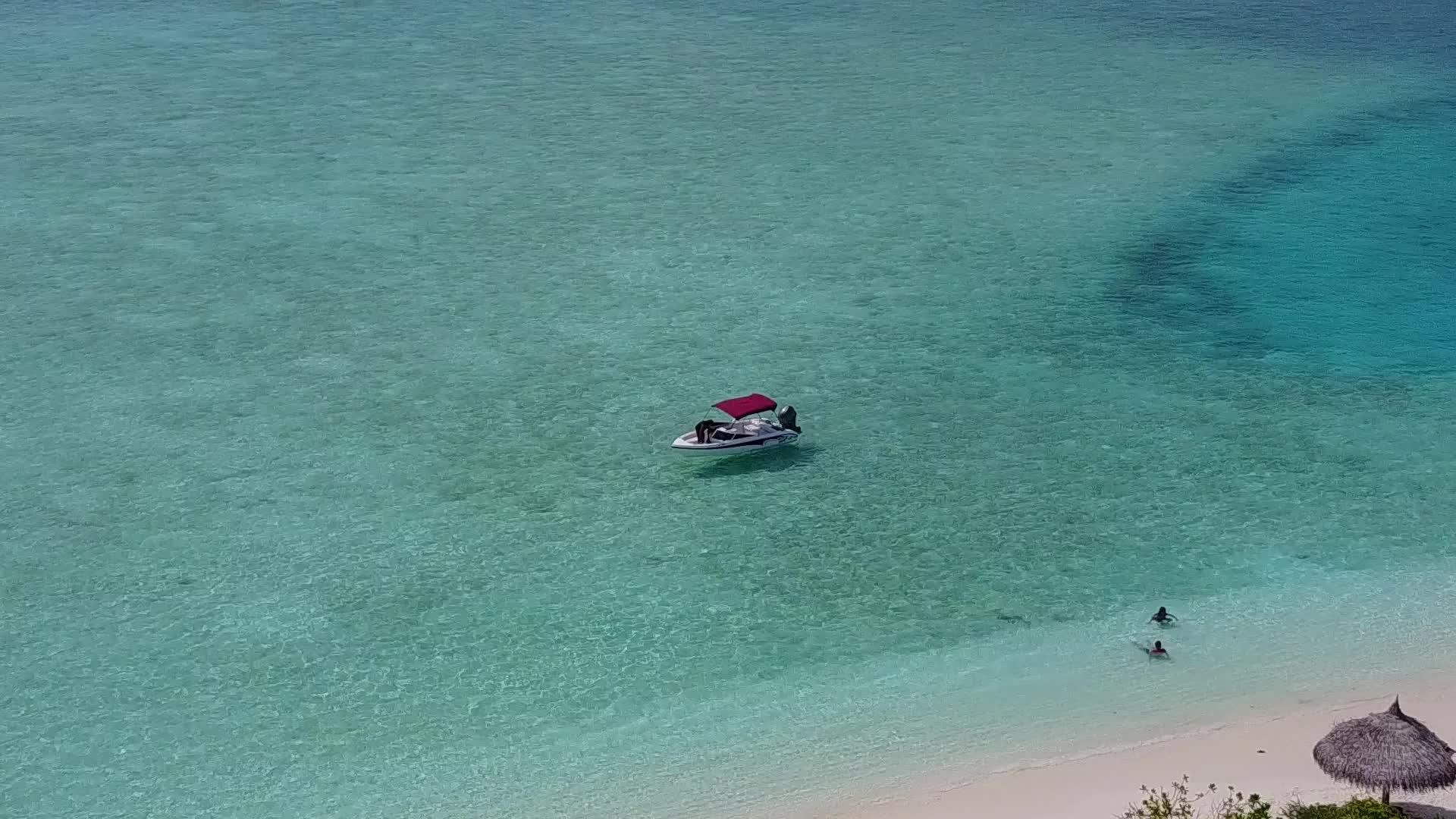 以白色沙滩背景浅海为例在空中进行宁静的海滩度假视频的预览图