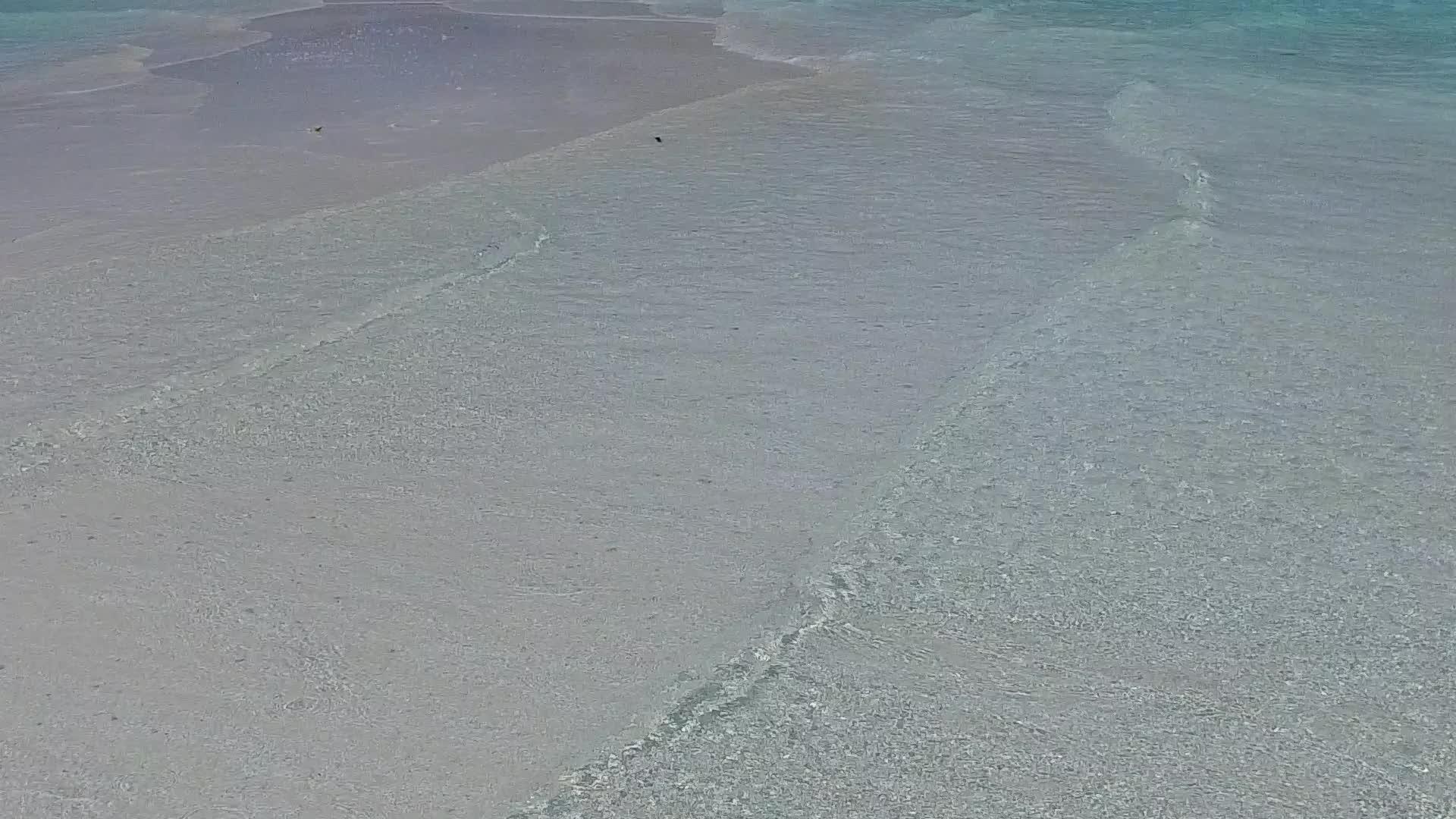 蓝色环礁湖以白色沙滩为背景展现完美的旅游海滩视频的预览图