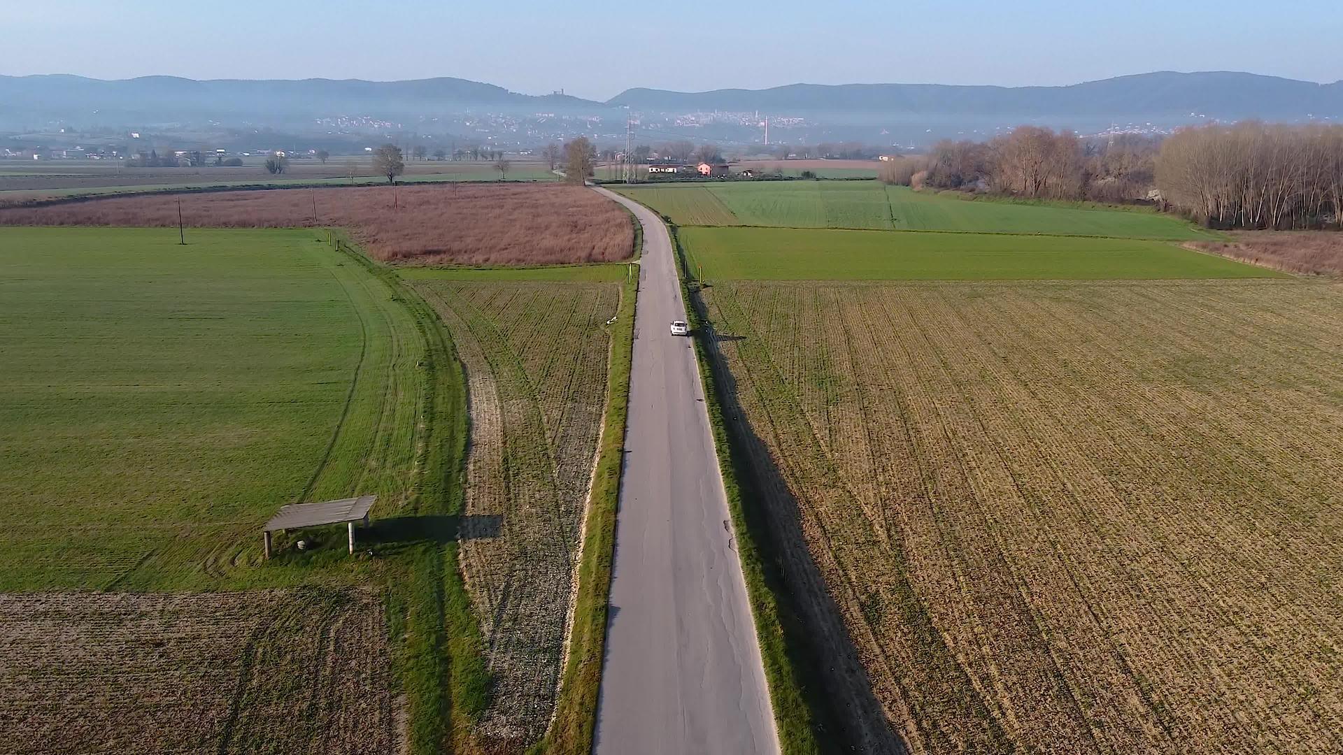 公路车辆用于对农村道路进行空中射击视频的预览图