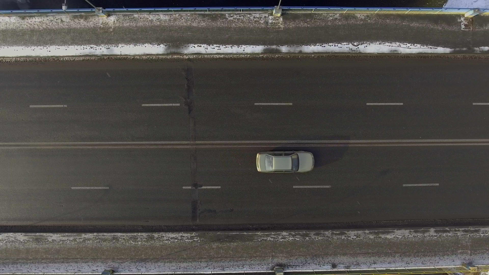 两辆车在两条公路上穿过雪地的空中行驶视频的预览图