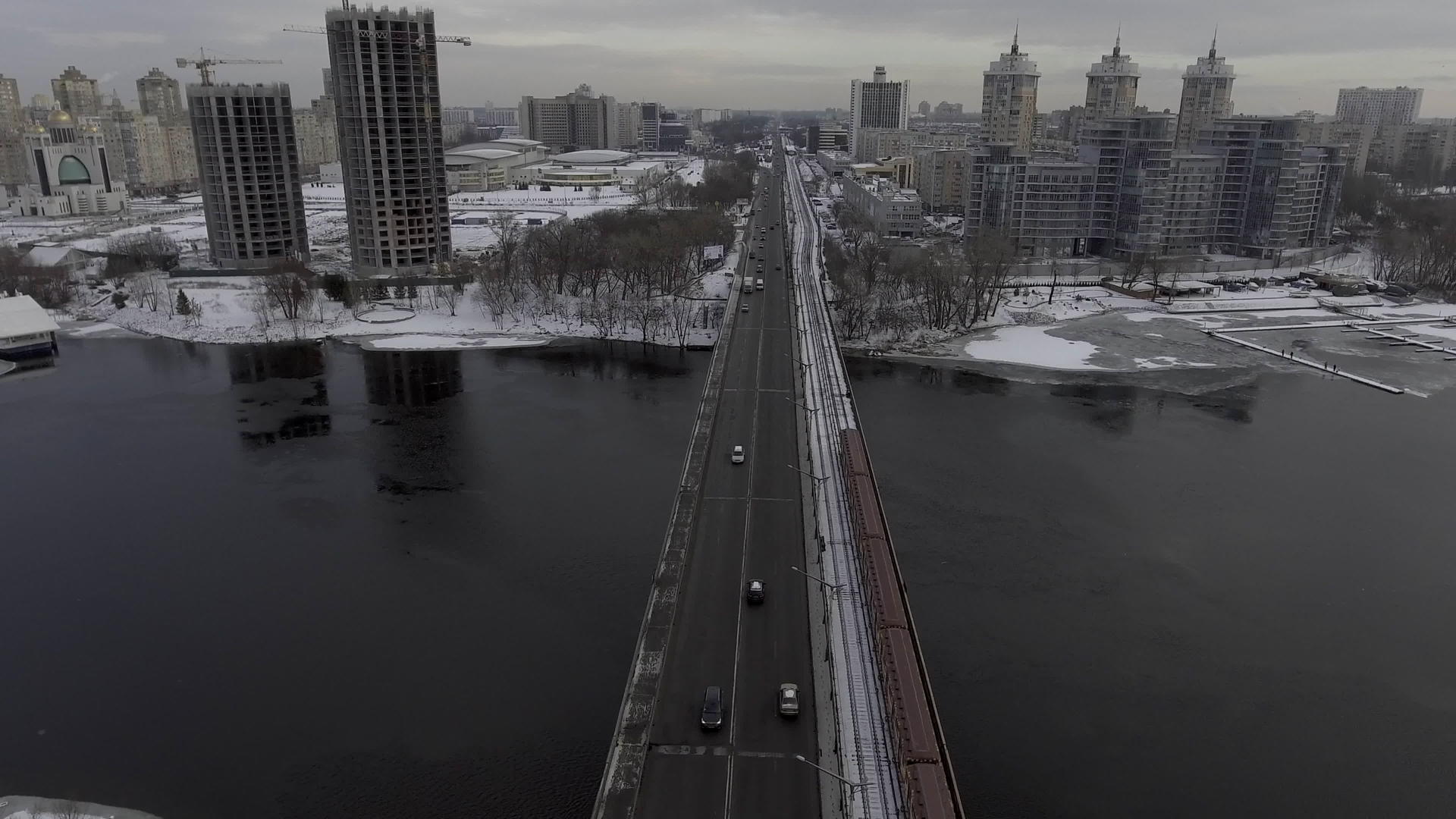 桥上的交通流量靠近地铁汽车从空中射击视频的预览图