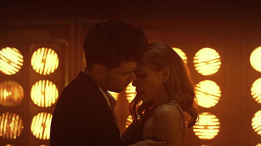 性感的情侣在俱乐部的灯光下亲密地跳舞视频的预览图
