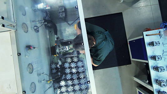 在生产车间副手控制中工人修复金属细节视频的预览图