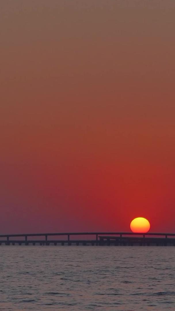日落夕阳竖版海平线视频的预览图