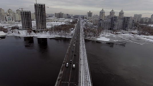 桥上的城市交通正在下雪视频的预览图