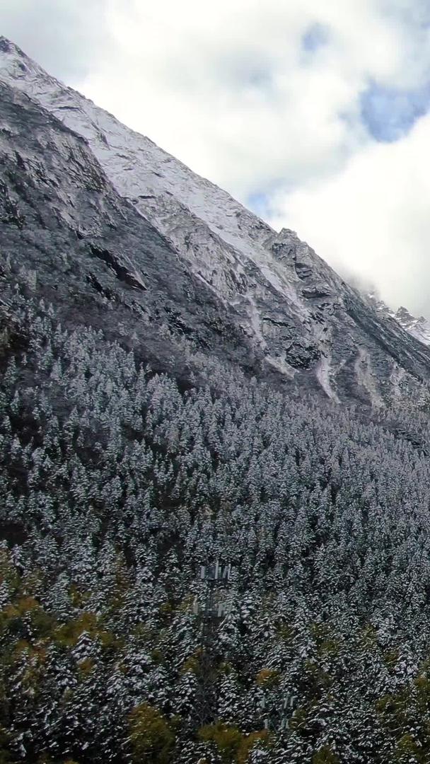 四川理县旅游景区毕棚沟雪景航拍视频视频的预览图