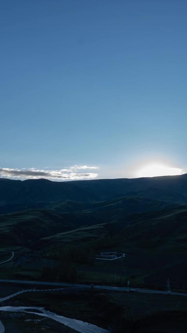 日出在甘孜州大草原上视频的预览图