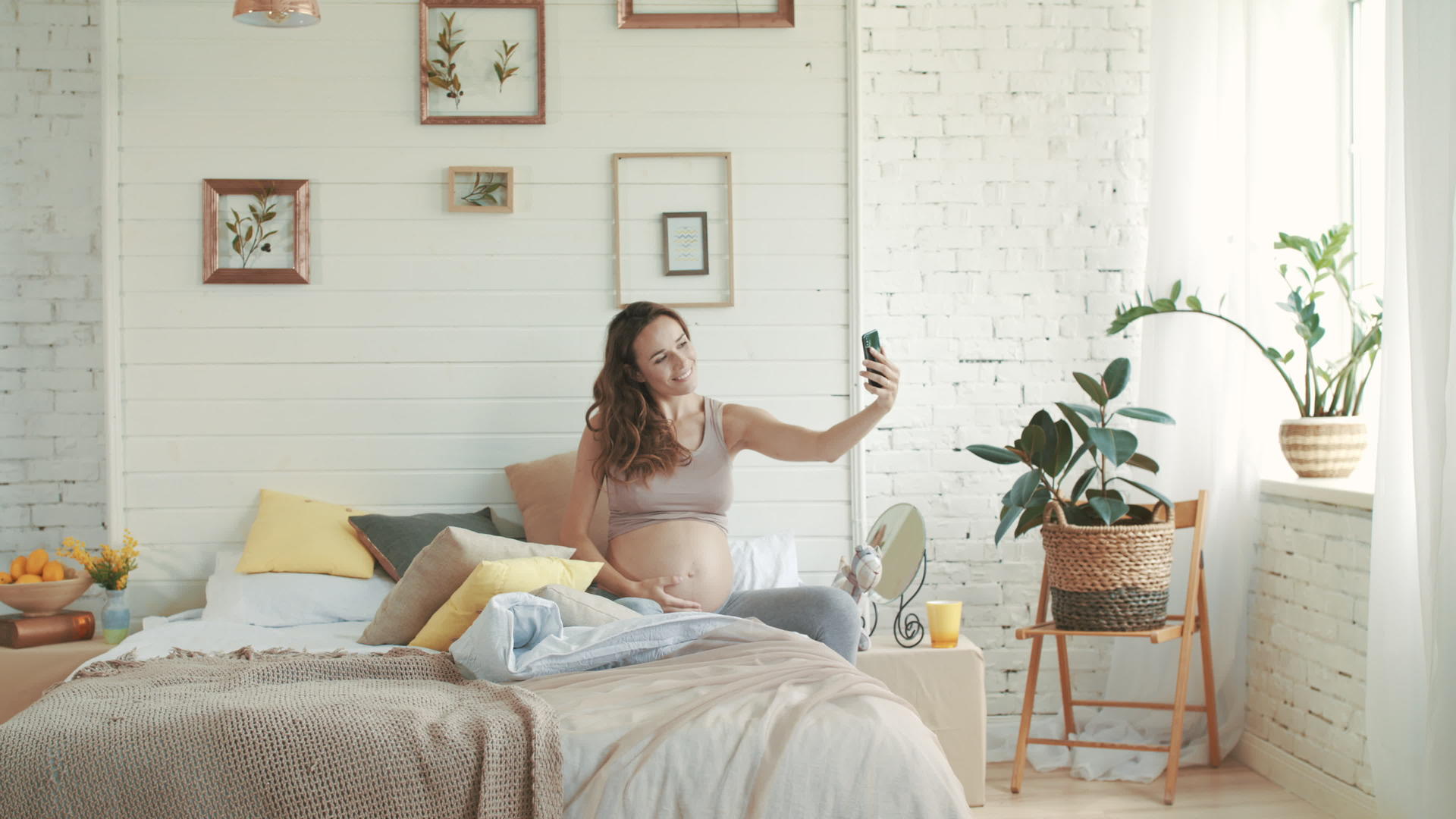 孕妇在卧室自拍视频的预览图