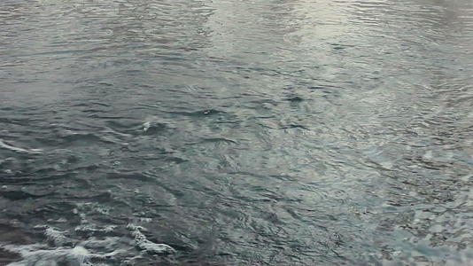 水面温特河水湍急冰石视频的预览图
