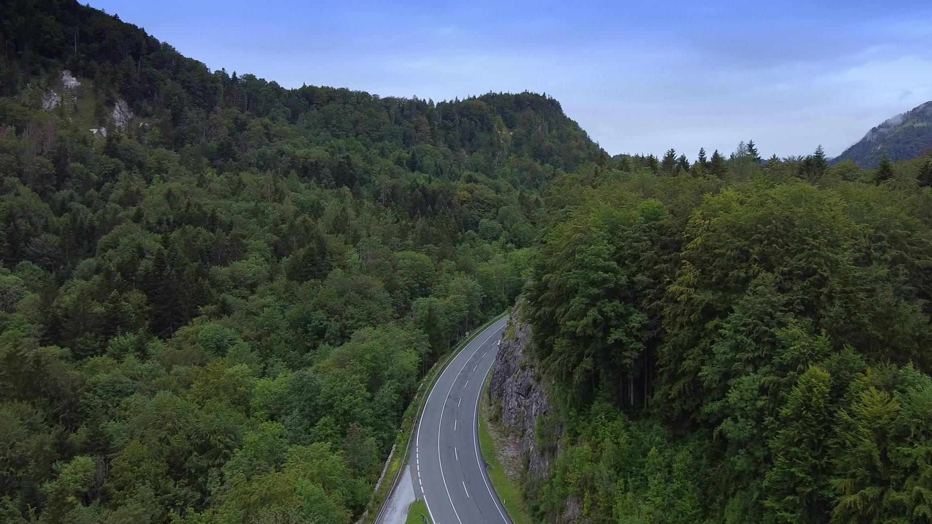 山区之间的沥青路通过空气透视视频的预览图