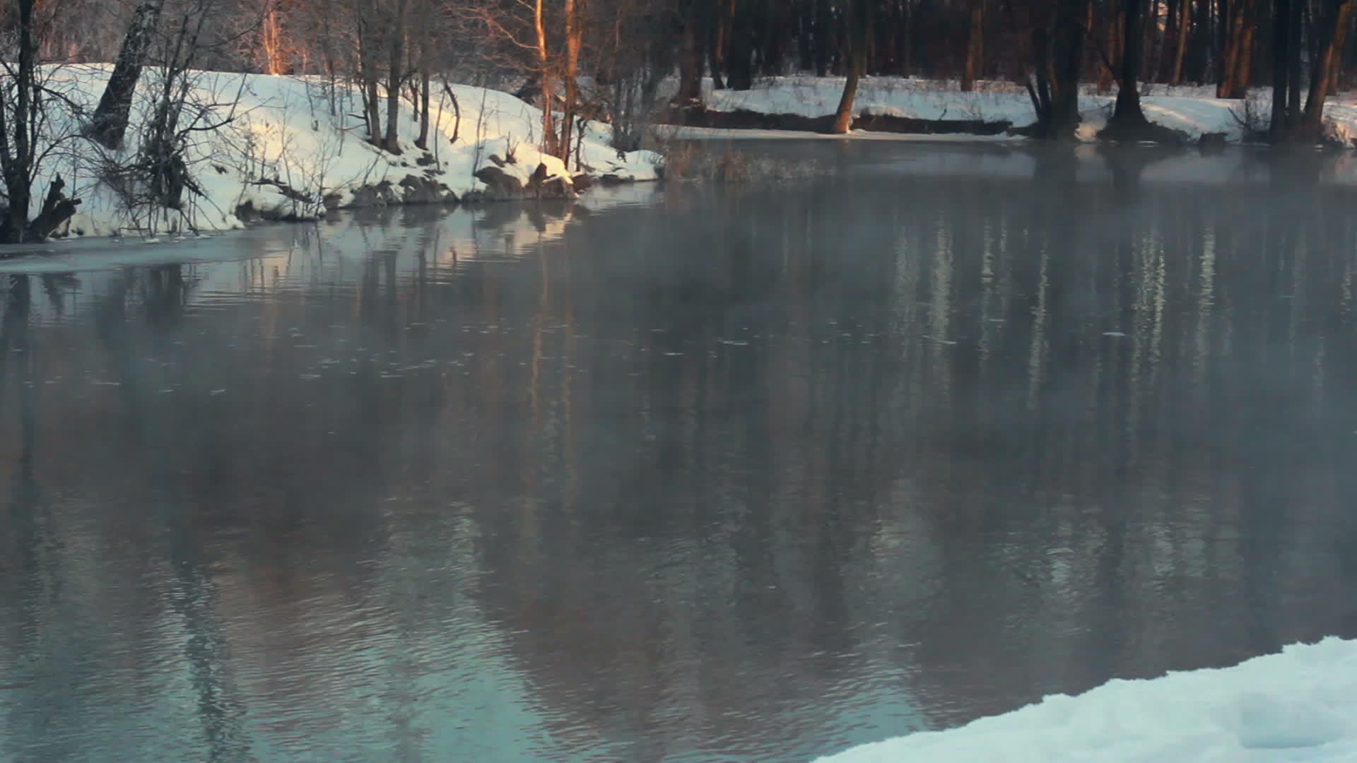 冬季景观雾河笼罩在温特河冬季公园视频的预览图