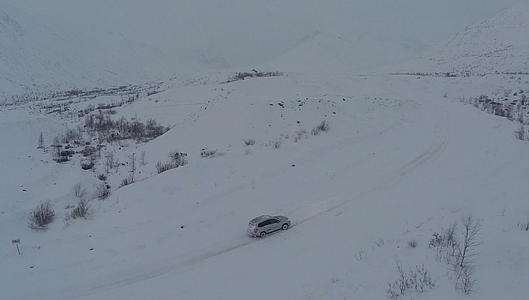 观察山上大雪路上的汽车空气视频的预览图