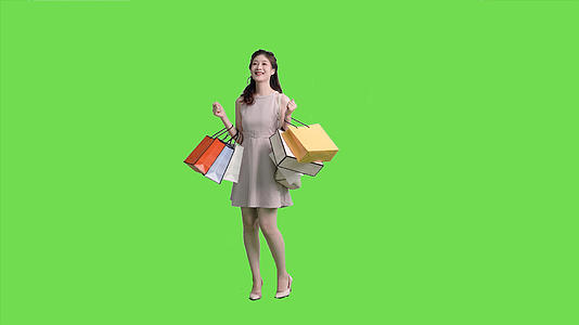 4k手拿购物袋旋转的女生绿幕抠像视频视频的预览图