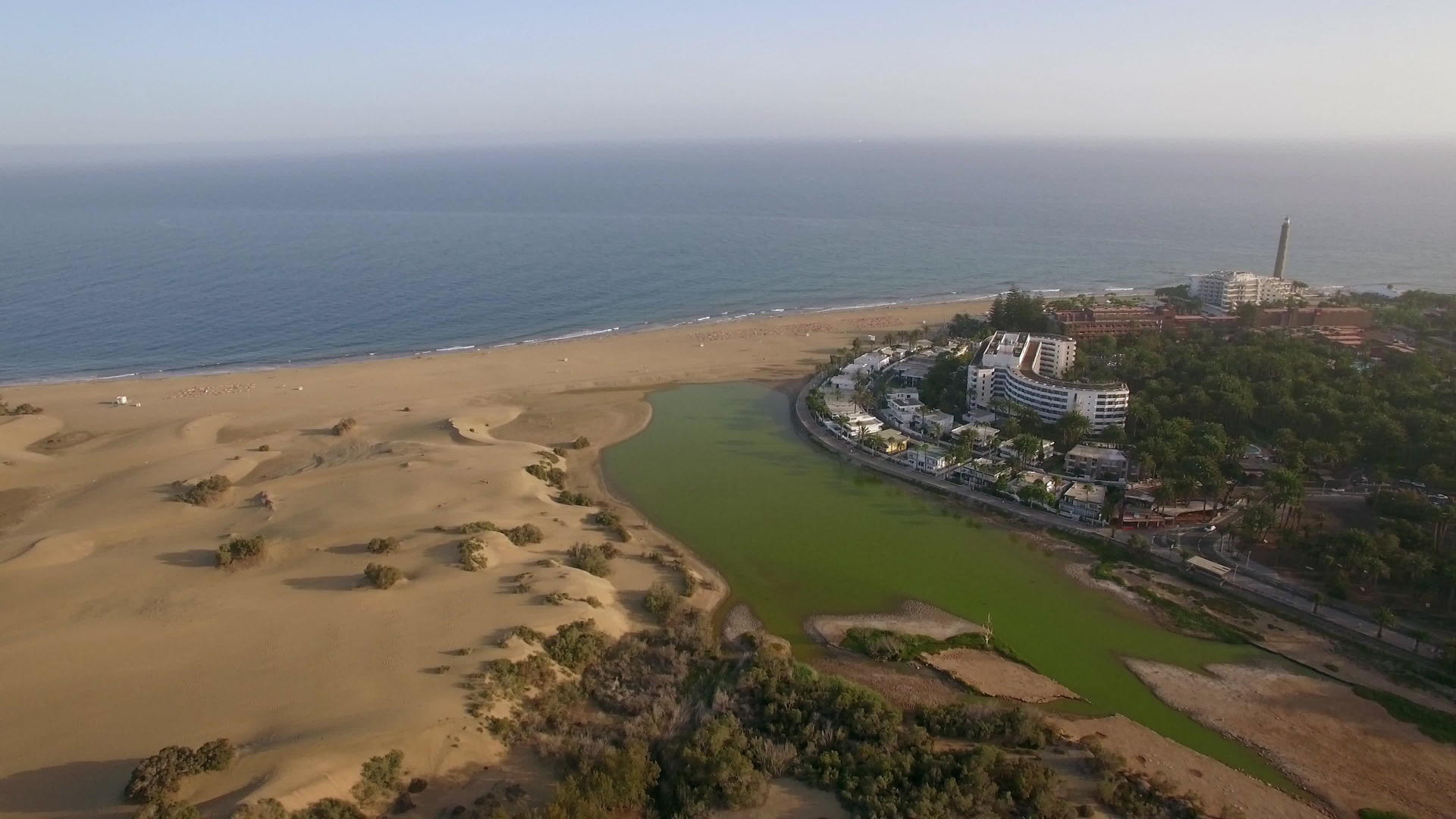 在空中拍摄运河谷谷海岸的度假胜地视频的预览图