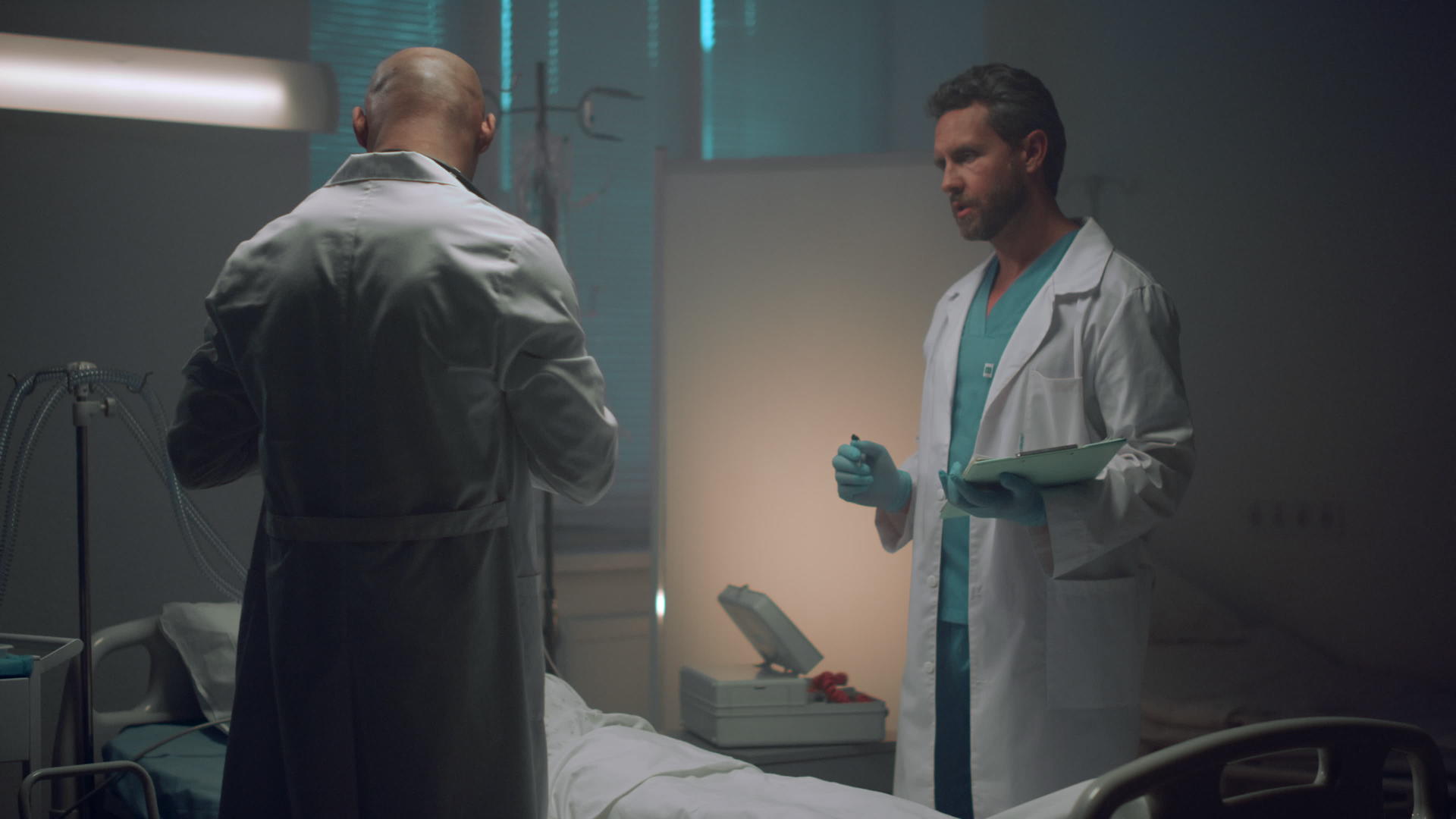 两名医生在医院病房咨询检查病人视频的预览图