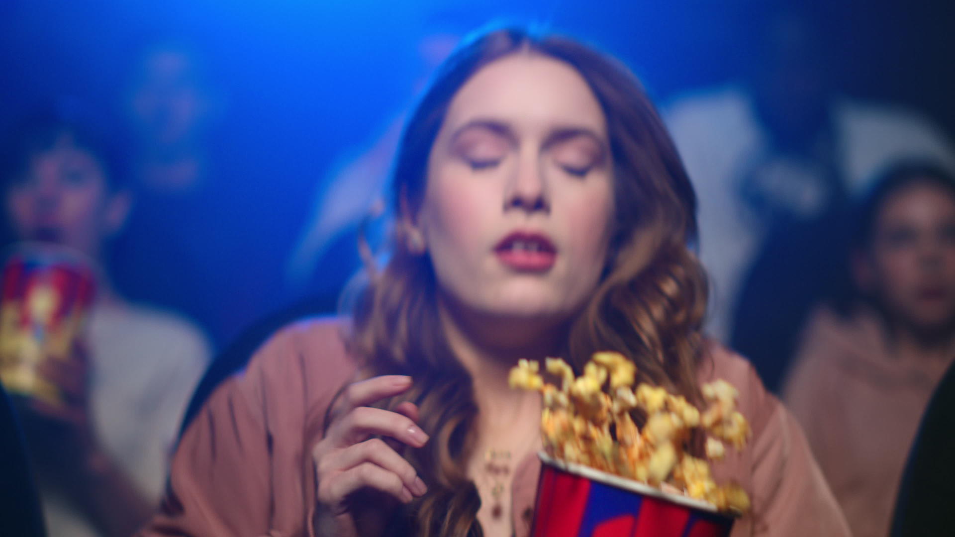 年轻女性沉迷于电影院的剧情表情视频的预览图