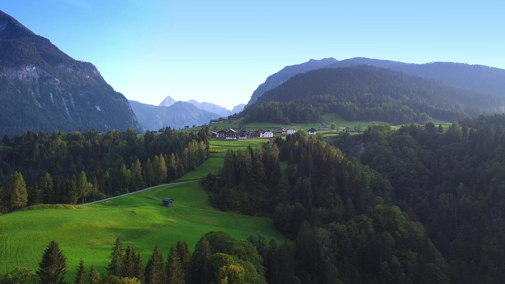 无人驾驶飞机居住在奥描阿尔卑斯山的人类中视频的预览图