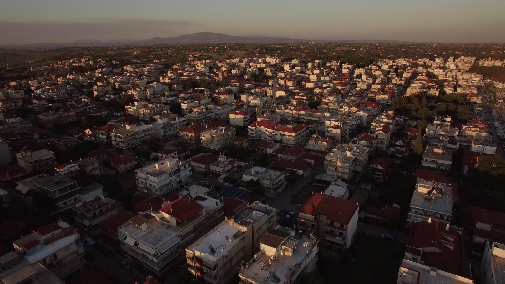 清晨城市风景以典型的低层住宅贫民区为单位视频的预览图