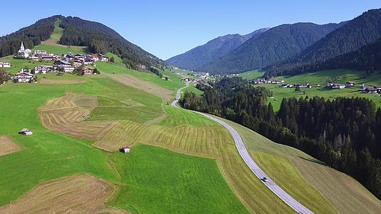 Austrian阿尔卑斯山令人惊叹的人类居住区景象视频的预览图