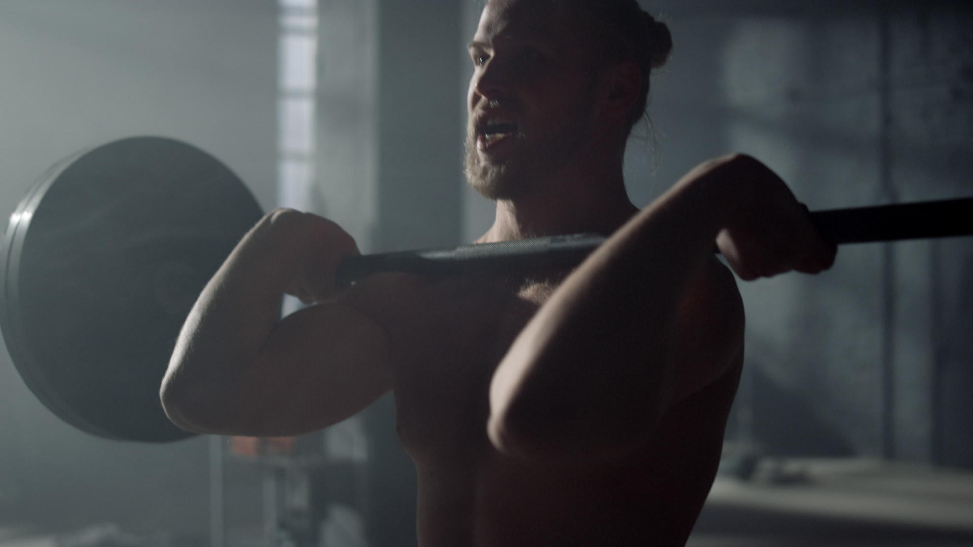 男子在健身房用杠铃蹲下视频的预览图