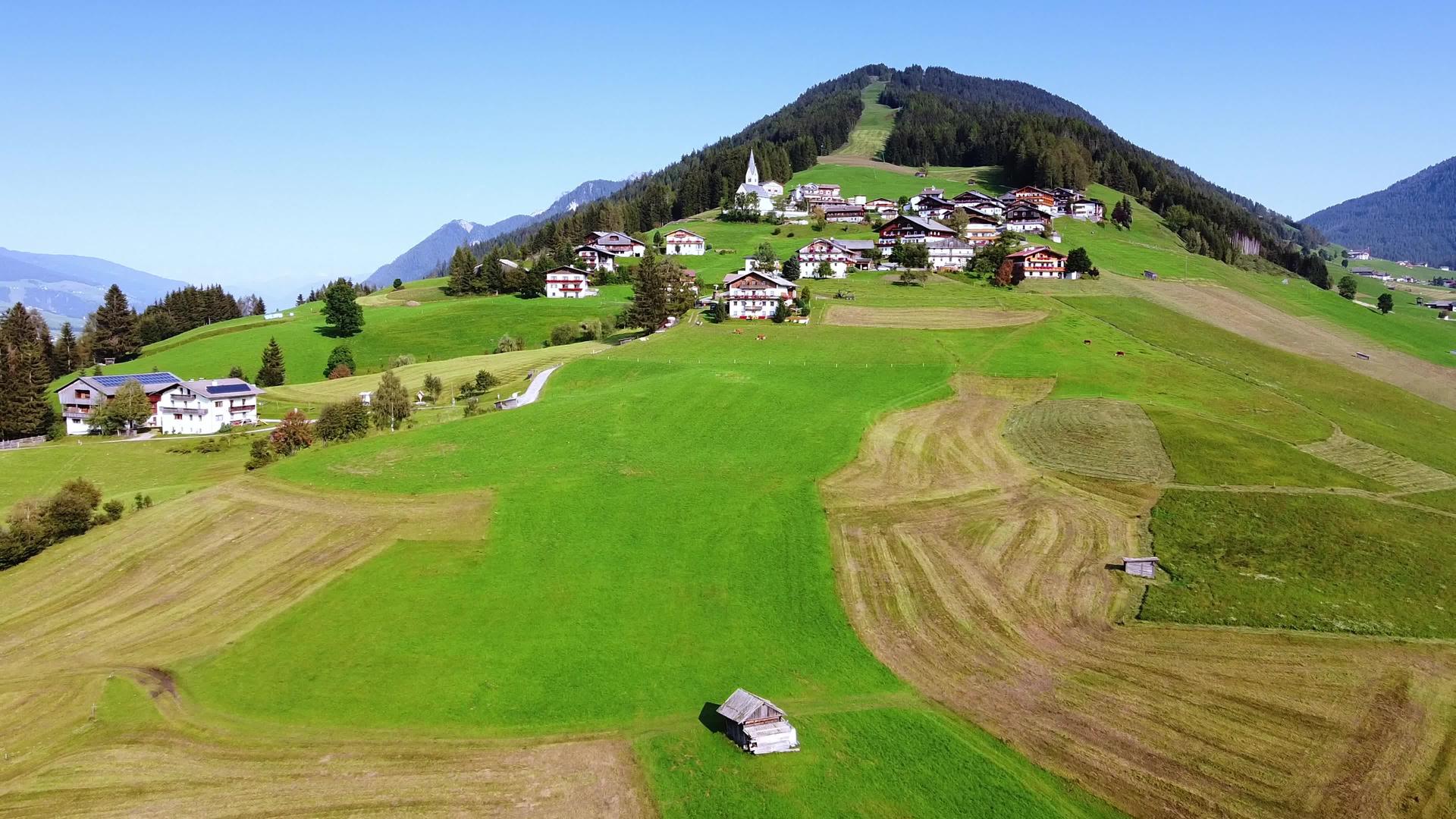 澳大利亚阿尔卑斯山丘小镇的美丽风景视频的预览图