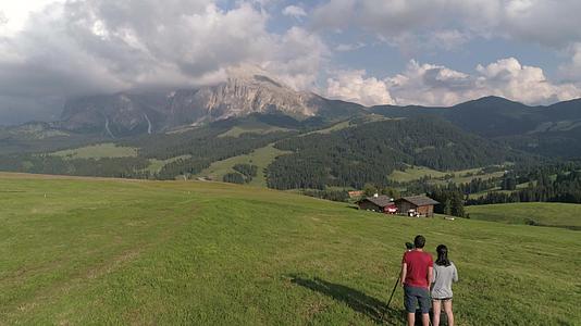 在意大利阿尔卑斯山高地的萨索隆戈山脉无人驾驶飞机视频的预览图