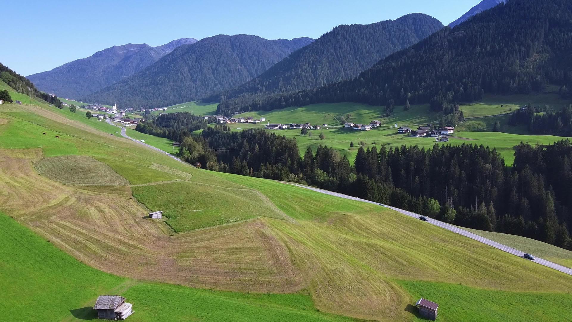 Austrian阿尔卑斯山令人惊叹的人类居住区景象视频的预览图