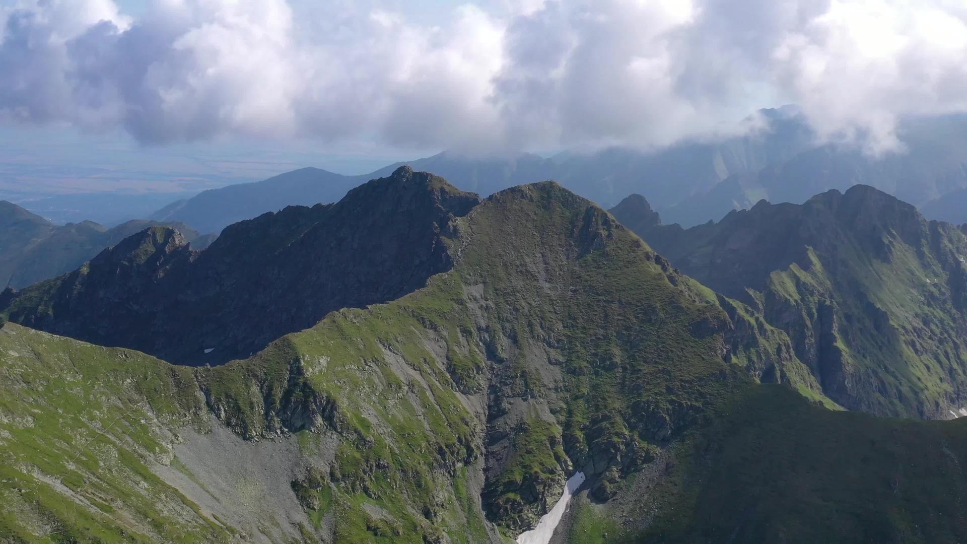 夏天罗曼尼·喀尔巴阡山脉在山顶上飞行视频的预览图