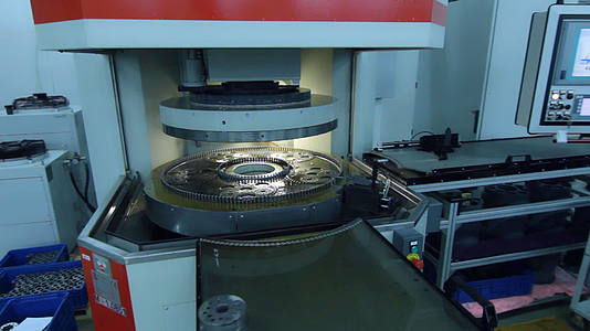 在机械厂加工金属零件视频的预览图