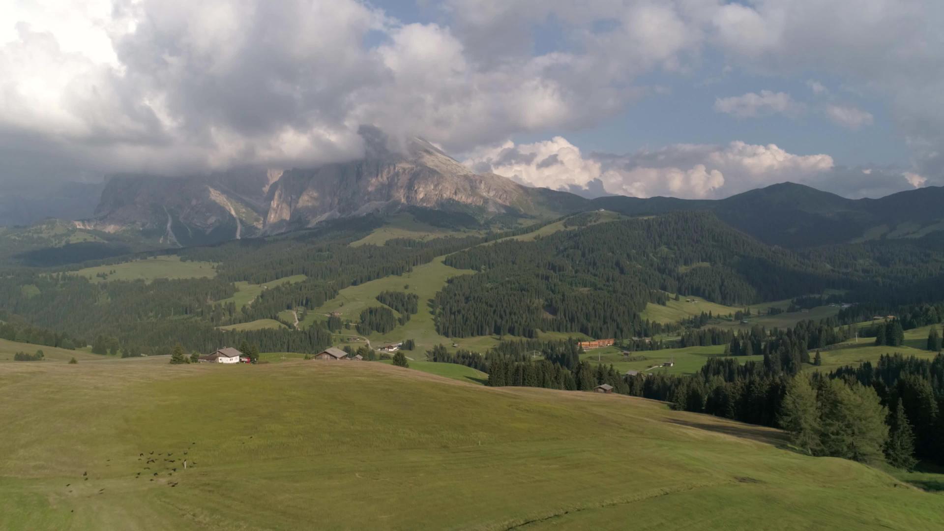 关于意大利阿尔卑斯山高地的空中无人飞机视频的预览图