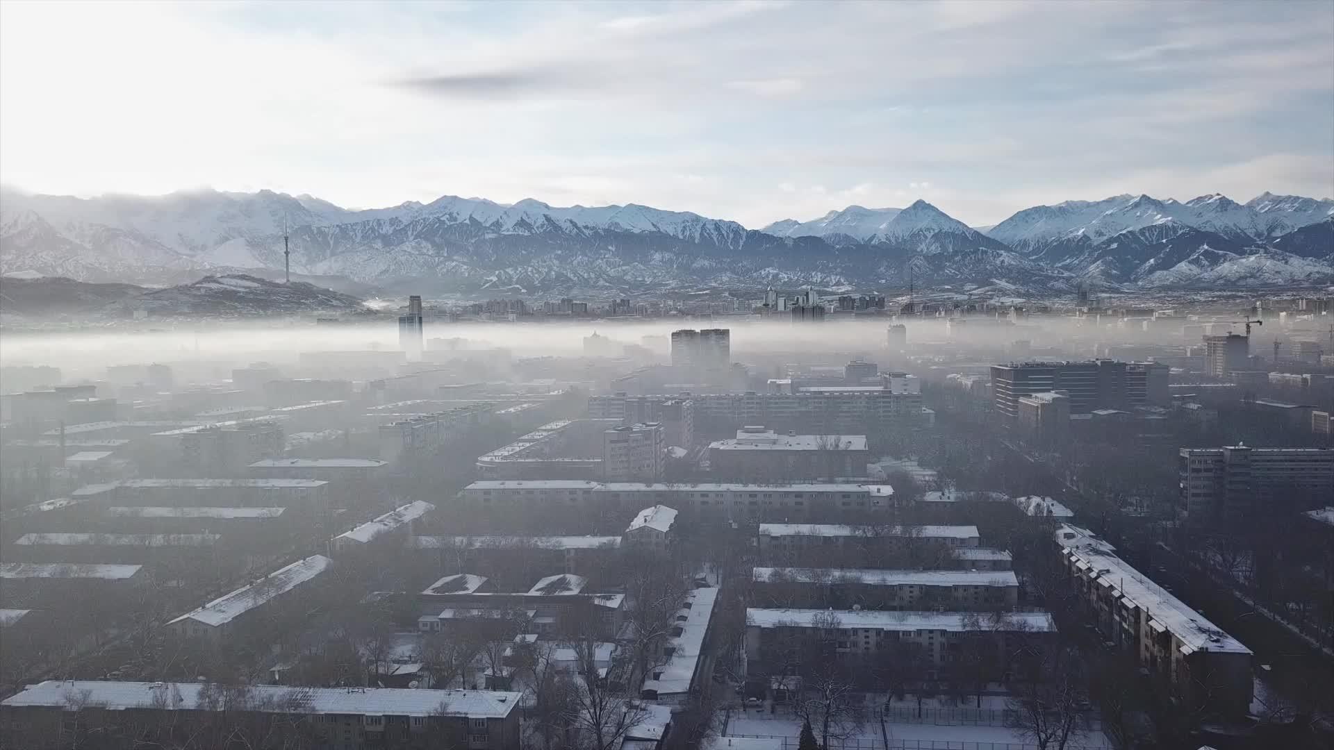 在无人驾驶飞机上欣赏大城市景观视频的预览图