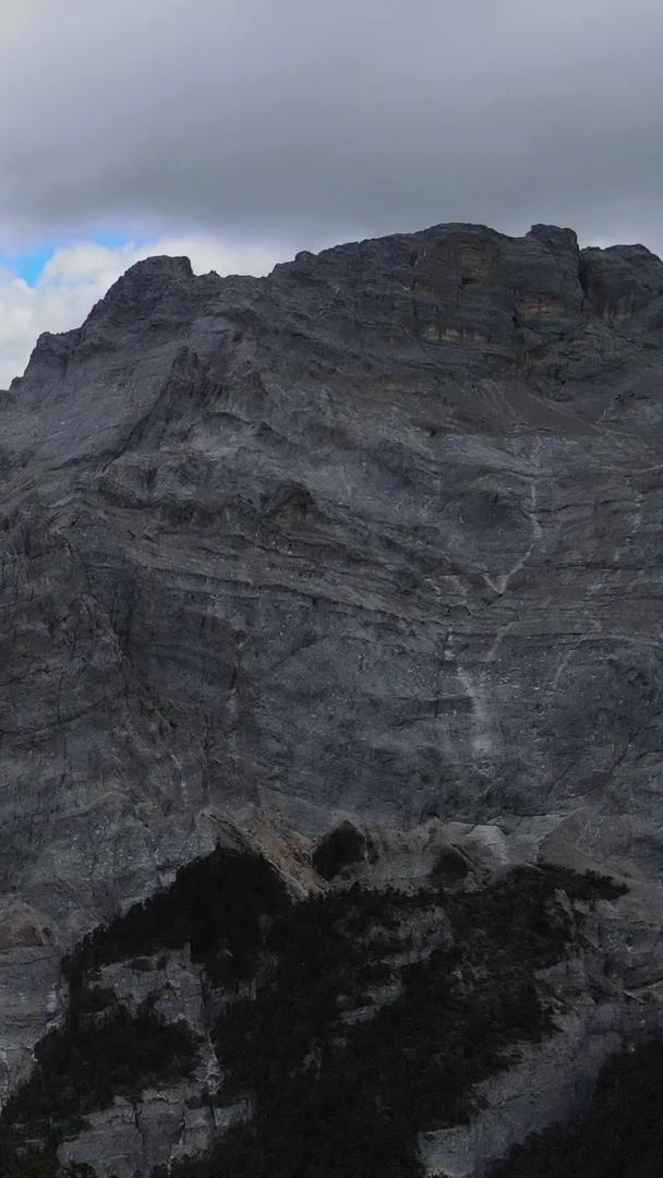 青藏高原高山佛塔航拍视频的预览图