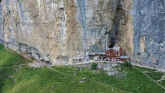 一家餐馆位于瑞士山顶的悬崖下视频的预览图