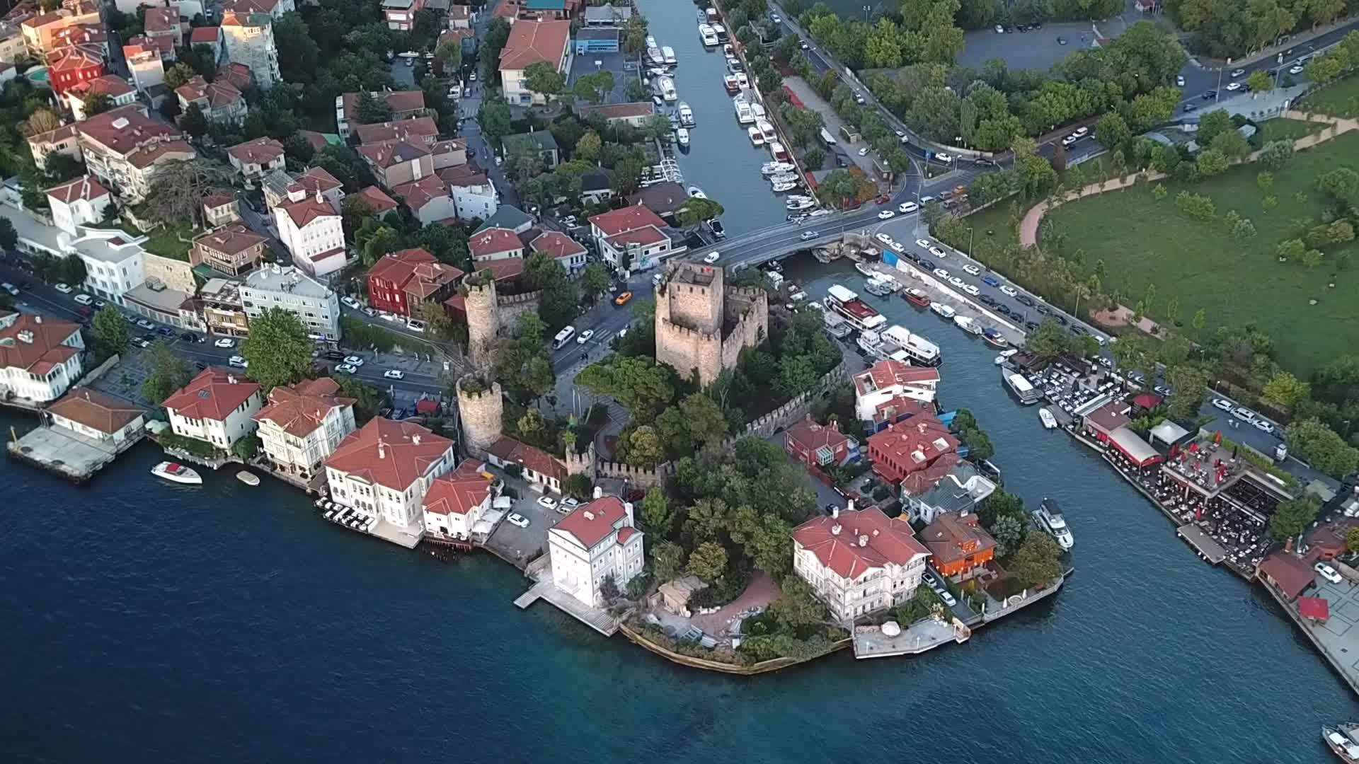 在伊斯坦布尔的库库苏地区夏天的海滨堡垒和哥克苏河视频的预览图