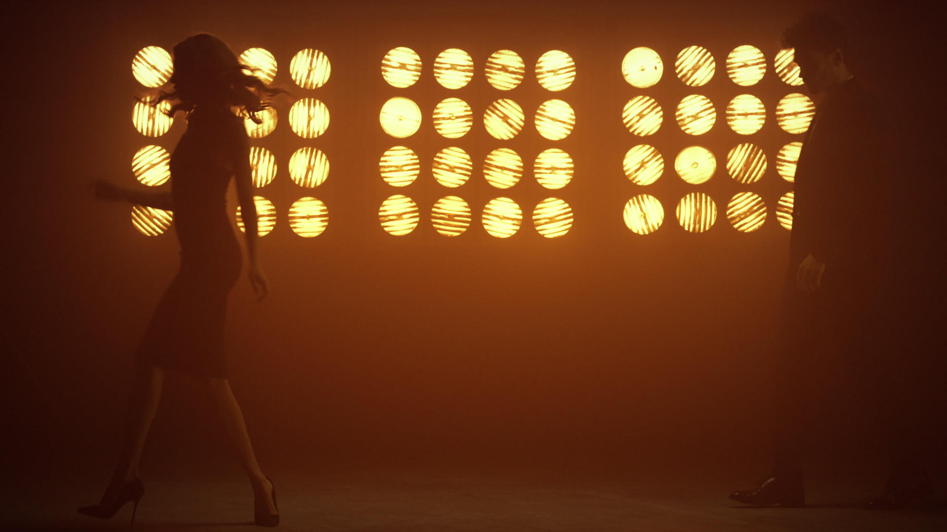 情侣们在灯光下跳舞视频的预览图