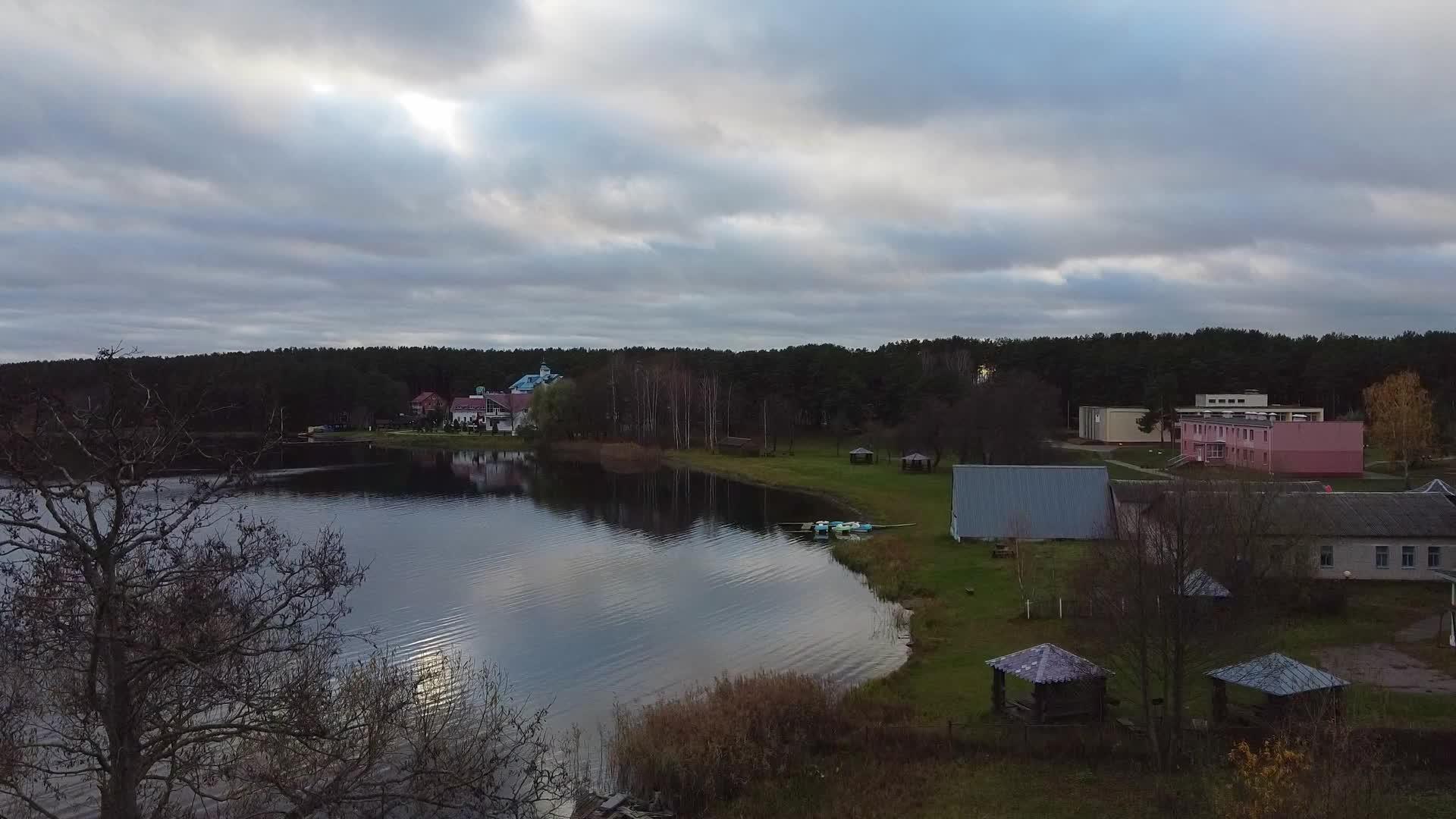 无人机在阴云的秋天在湖中升起视频的预览图