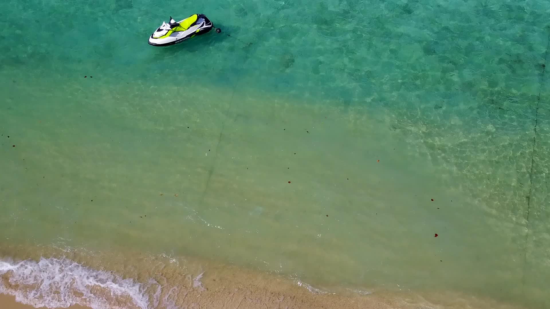 天堂海岸海滩生活方式由绿水和浅沙组成视频的预览图