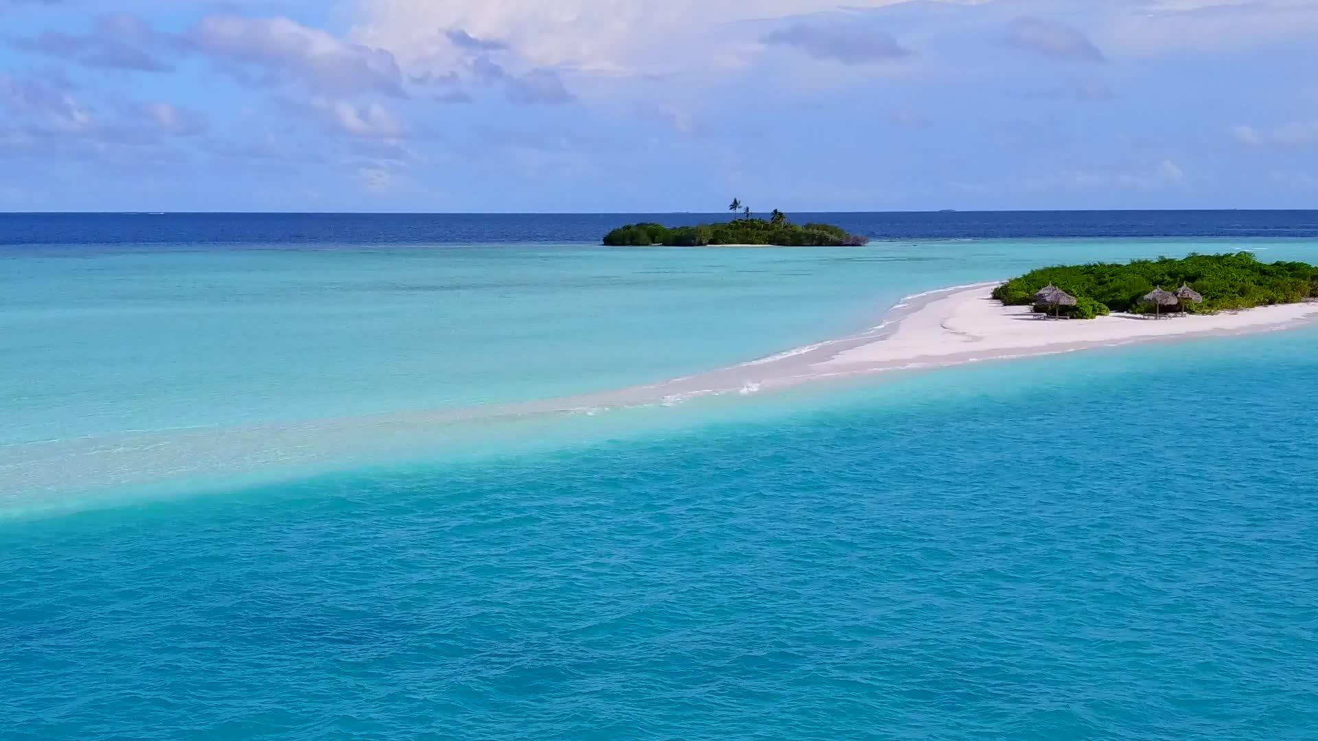 以白沙背景的清海为例在海滩度假期间观赏宁静的大海视频的预览图