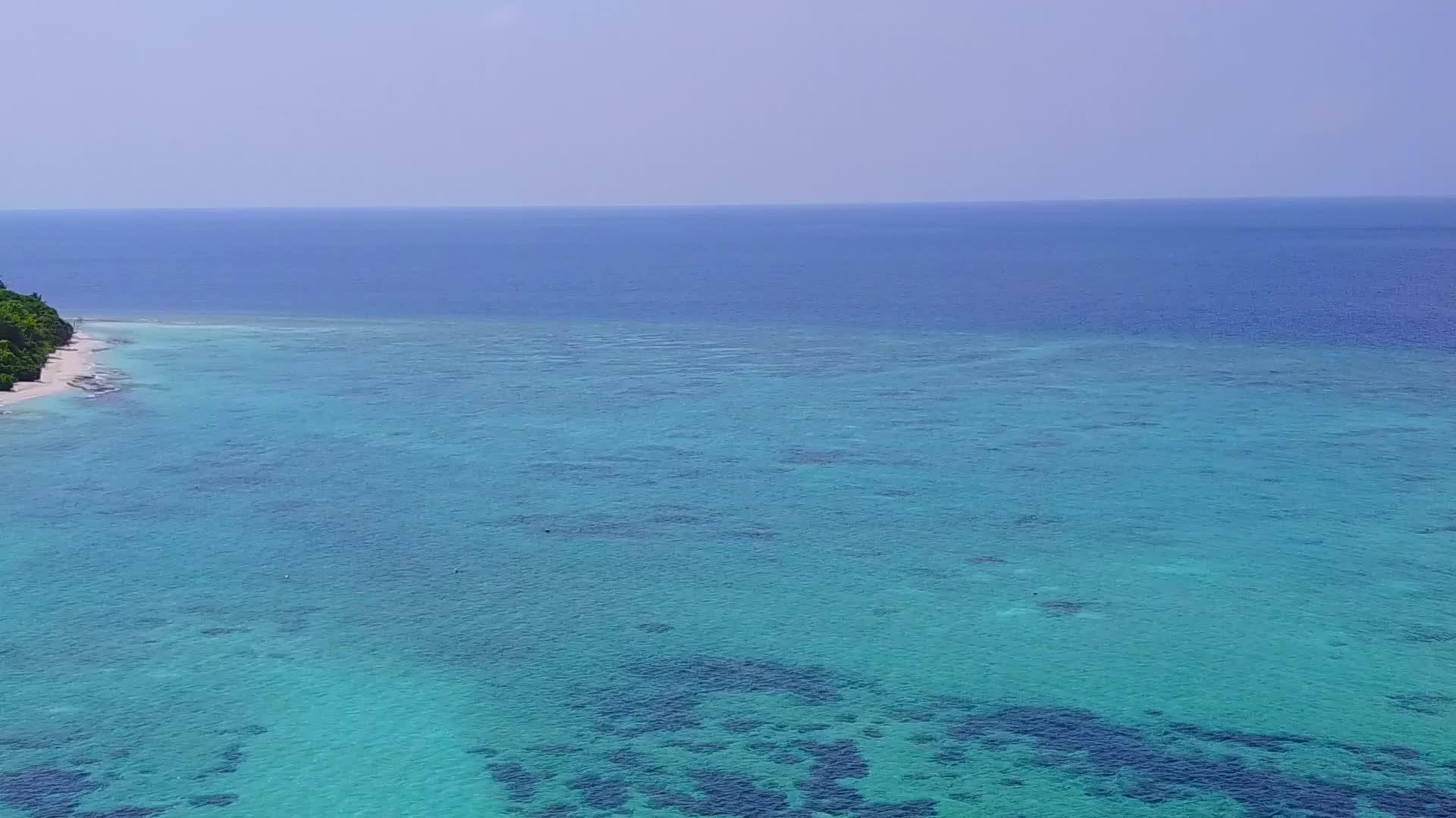 以透明水和白色沙沙为背景探索宁静的海岸海滩视频的预览图