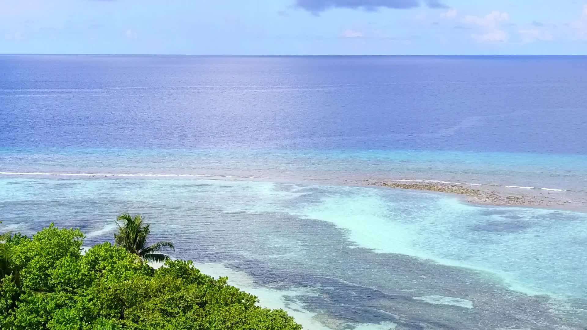 以白色沙滩为背景的蓝色海平面度假视频的预览图