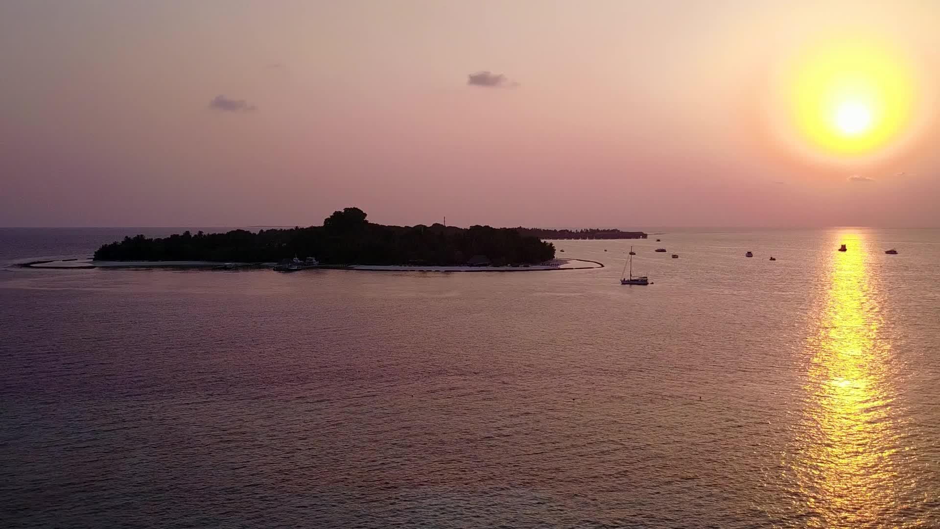 白沙背景为热带环礁湖海滩风景视频的预览图