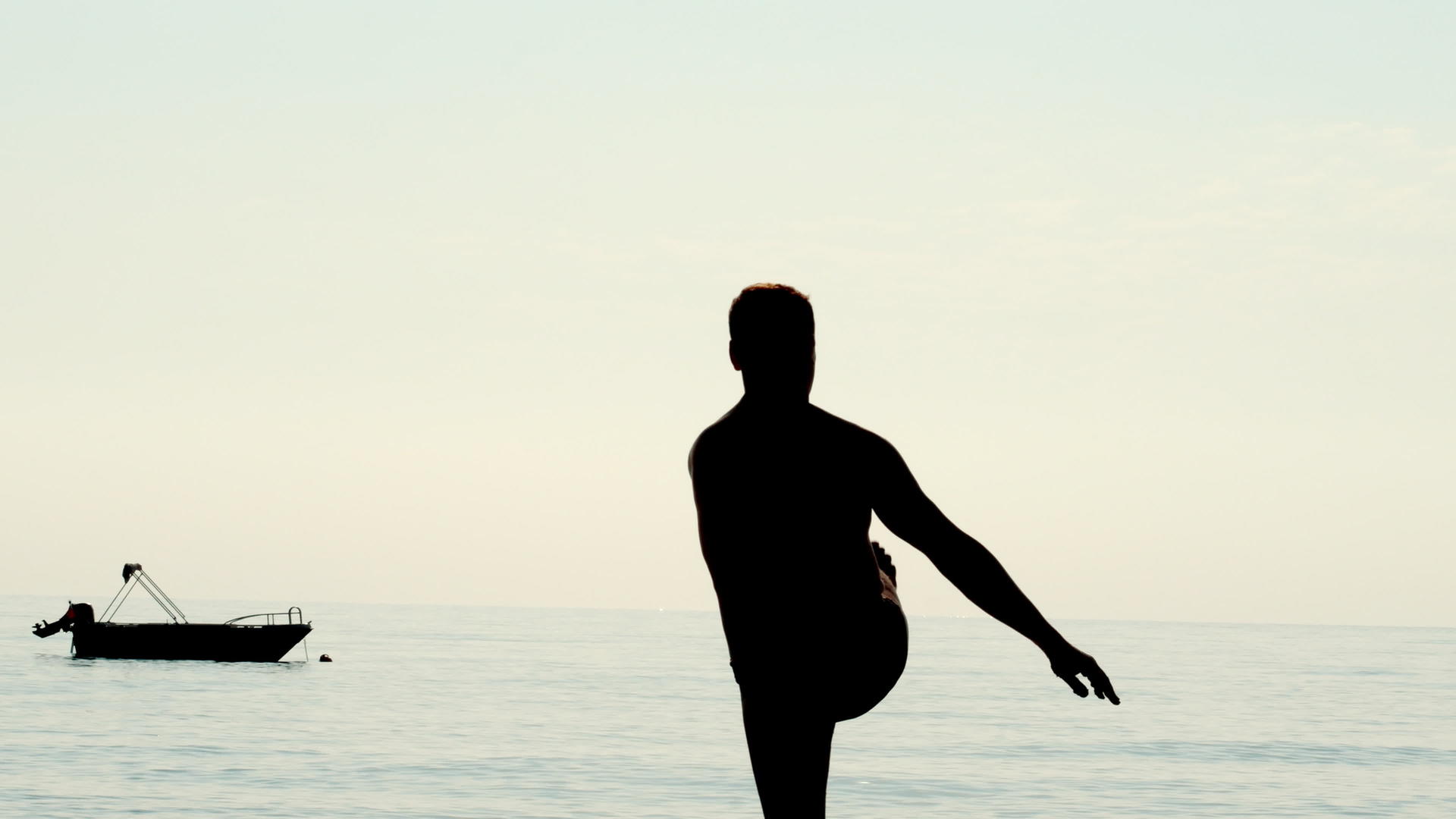 男性户外海边运动背影视频的预览图