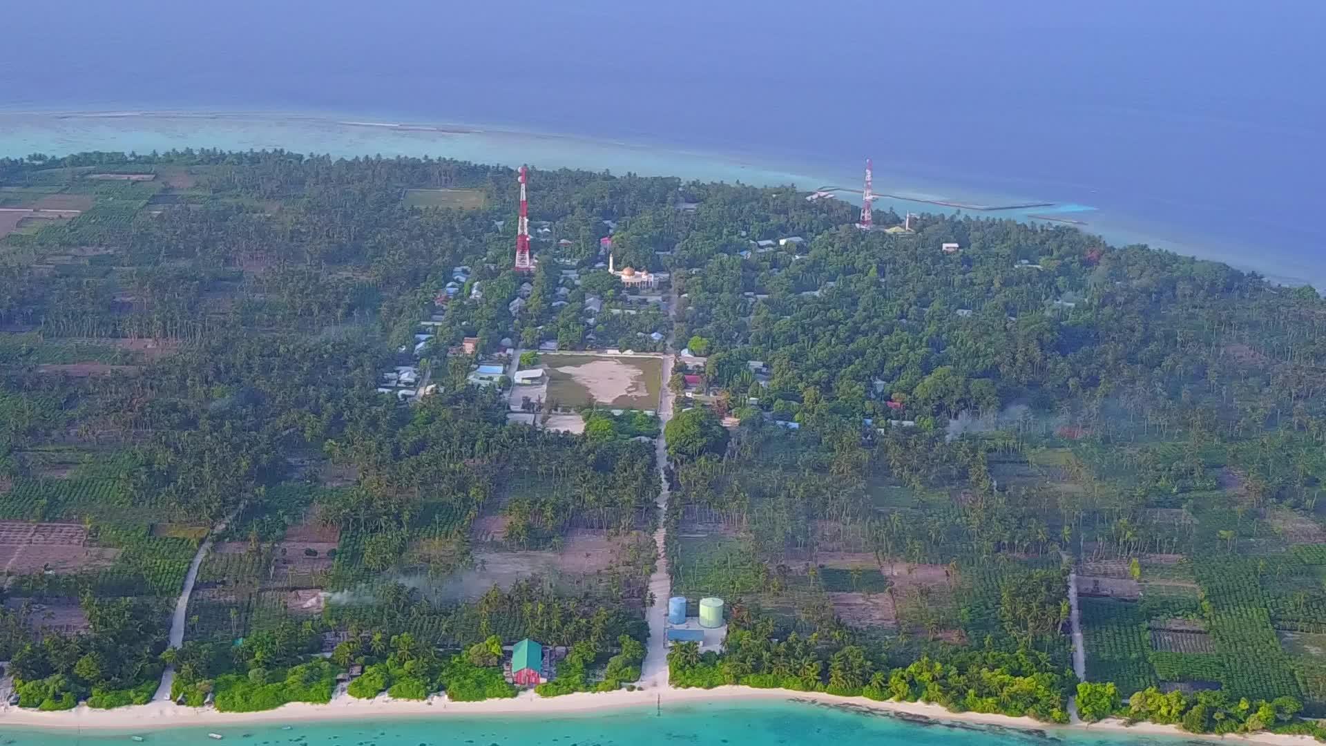透明环礁湖和白色沙滩背景的奇异度假胜地在海滩之间休息视频的预览图