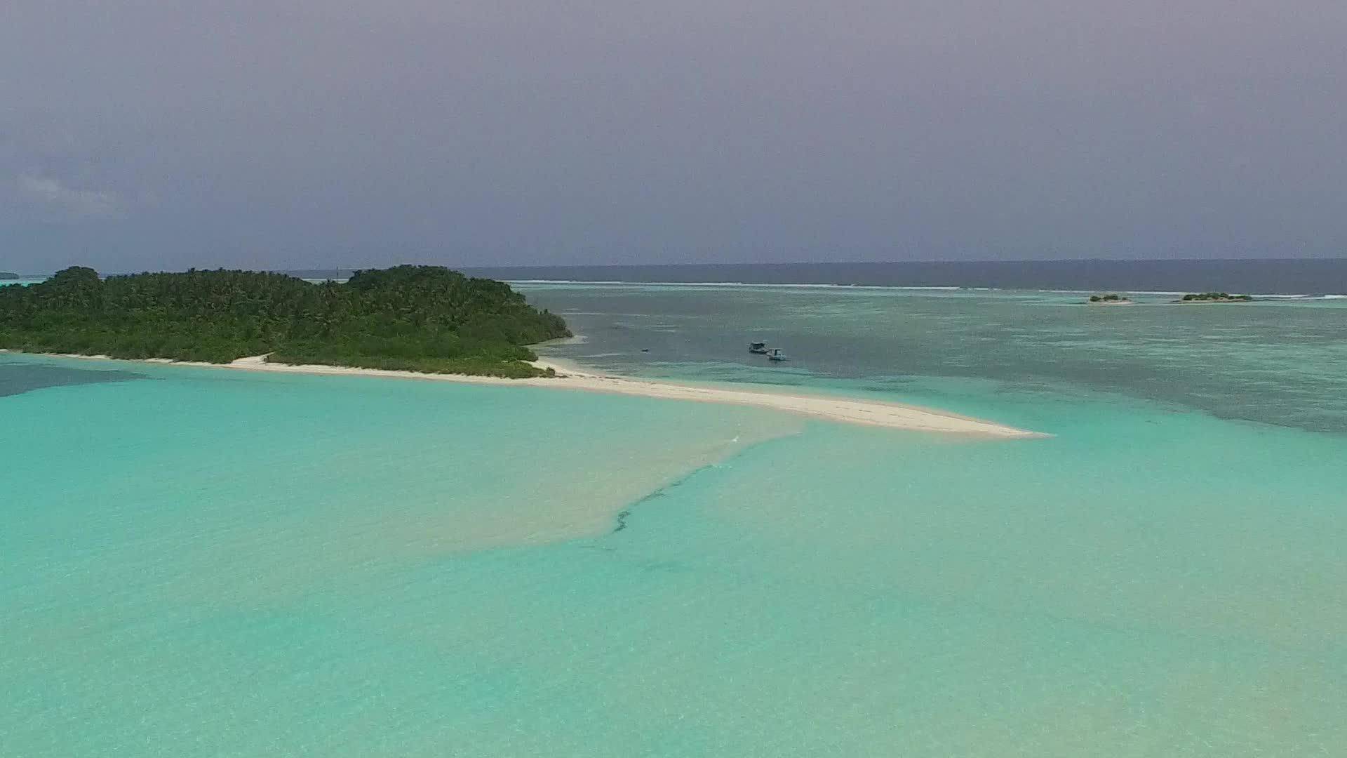 蓝绿色海洋度假胜地以蓝天、绿海和白沙为背景视频的预览图