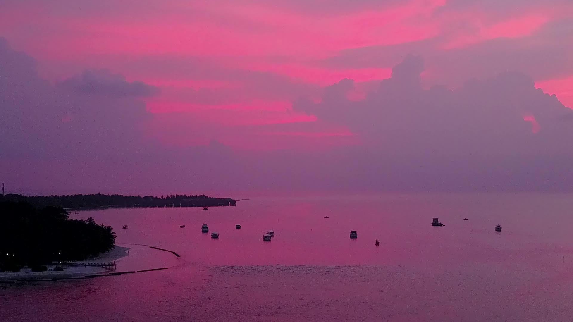 日出前的紫色天空和海洋视频的预览图