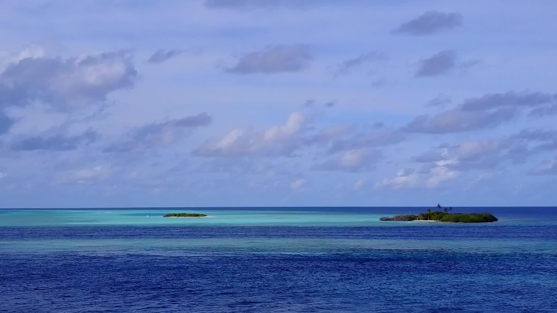 蓝色的海洋有一个干净的海滩背景蓝色的海洋平坦的天空长河的欢乐视频的预览图