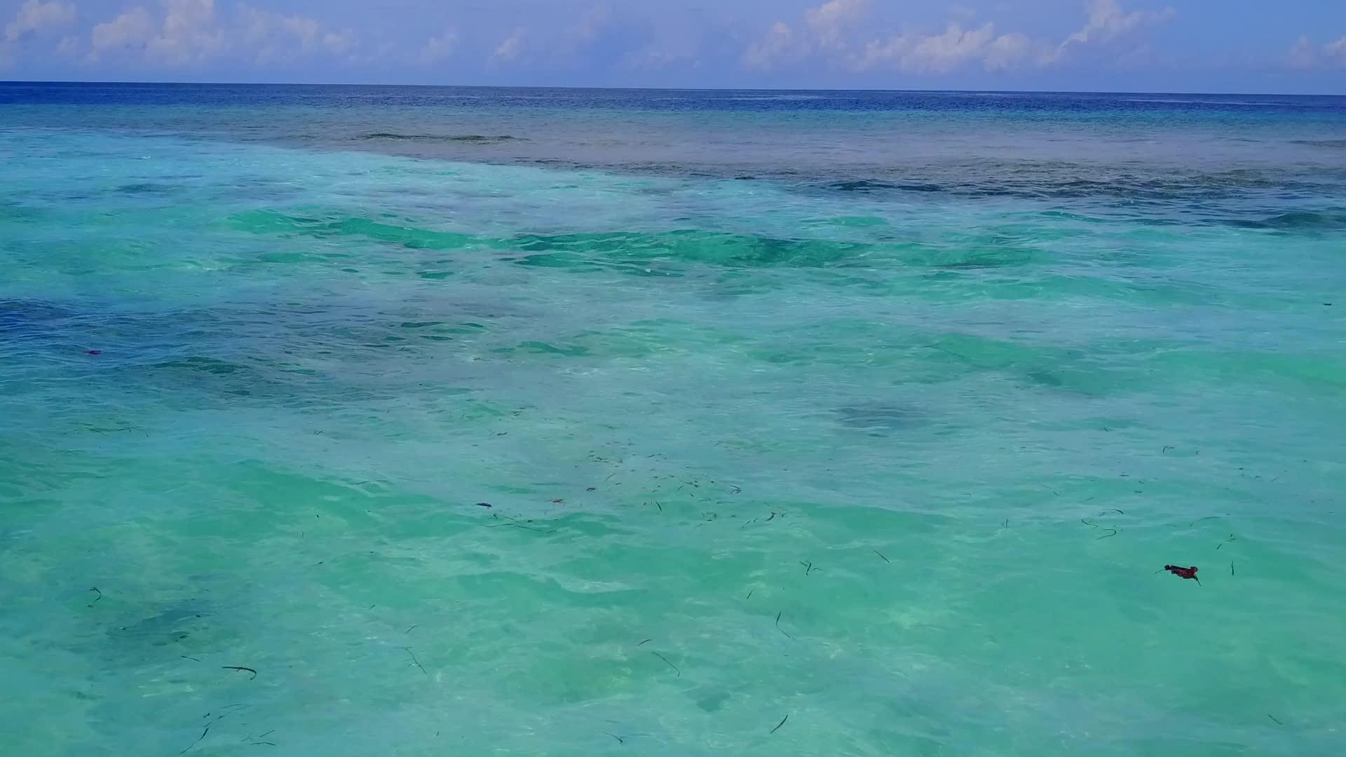美丽的海湾海滩由透明的环礁湖和白色的沙滩背景组成视频的预览图