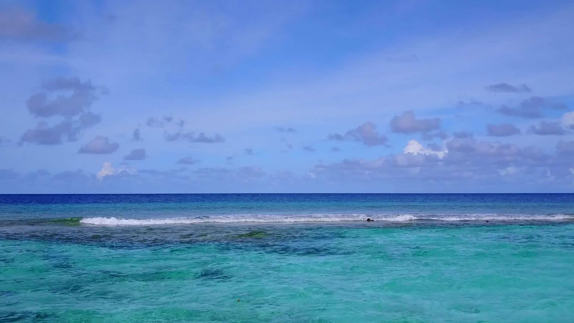 在海洋环礁湖海滩上冒险的空中无人驾驶飞机的性质视频的预览图